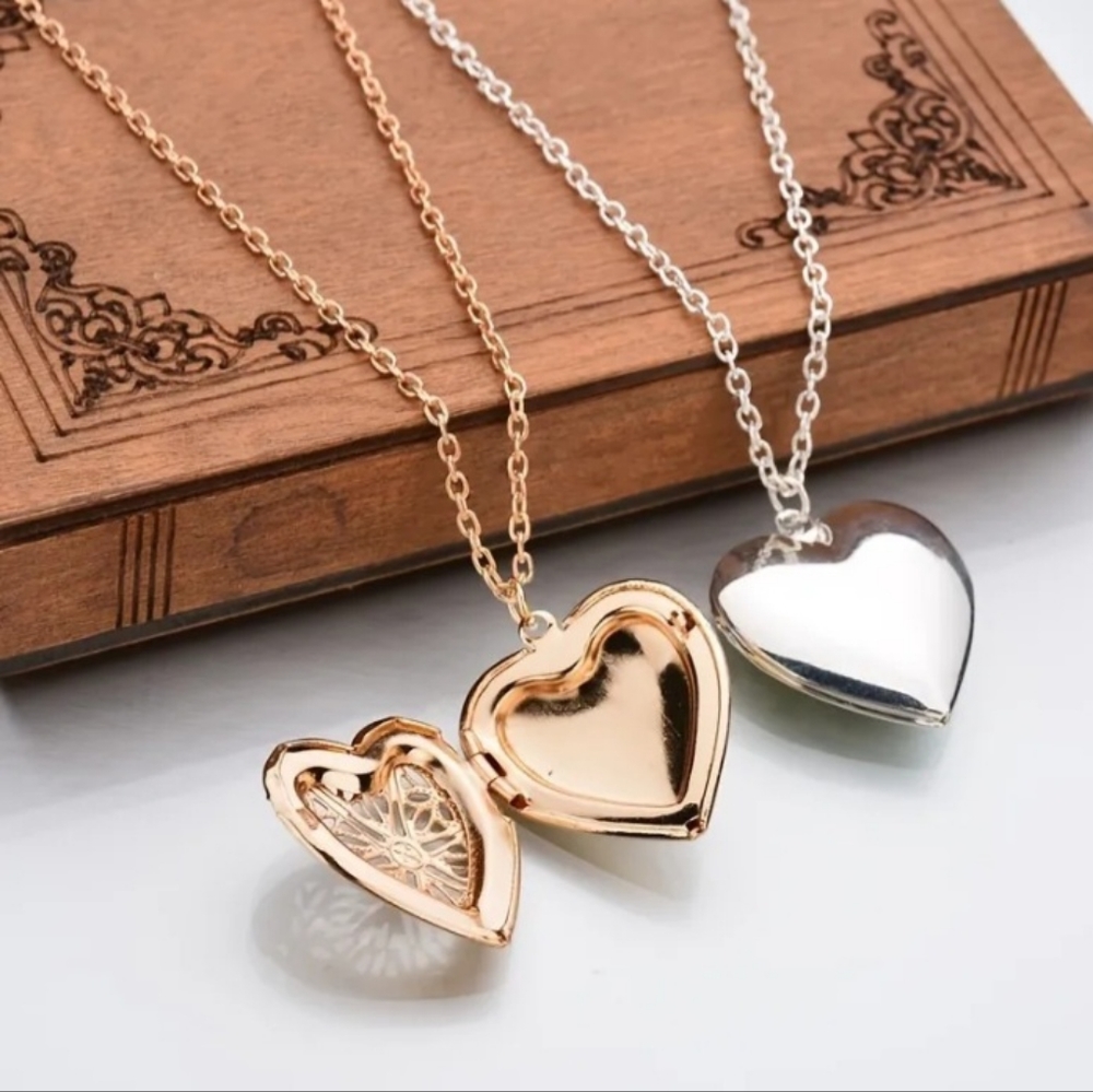 Heart locket Necklace - Picture 2 of 8